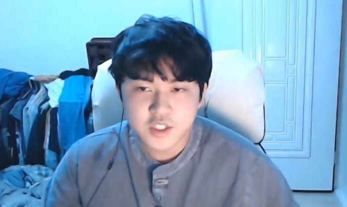 생방송으로 ‘입장 발표’하는 전기에게 전화해 ‘도움’ 준 인물의 정체