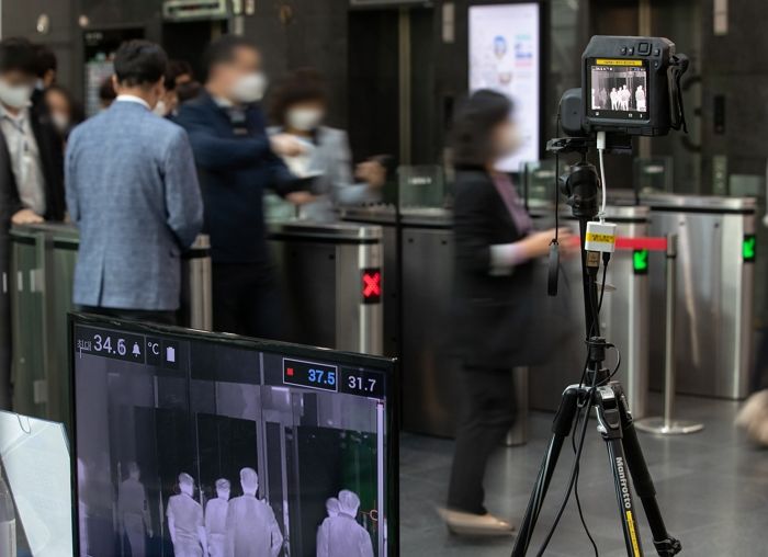 어제(25일) 코로나 확진자 707명 발생···12일 만에 다시 700명대