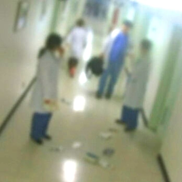 “책 찢고, 변기에 옷 버리고, 폭행”…동료들에 2년간 ‘집단 따돌림’ 당했다 호소한 서울 대형 병원 의사 (영상)