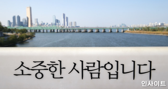 육교 위서 투신하려는 남성 막은 뒤 600m 뒤쫓아 ‘두번째’ 극단적 선택 막은 고3 수험생