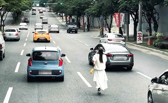 왕복 8차선 도로 한가운데 뛰어들어 팔벌리며 활보한 ‘무개념’ 여성