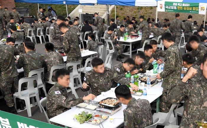 예비역들에게 군 시절 ‘삼겹살데이’ 물어보면 모두가 젓가락 집어 던지는 이유