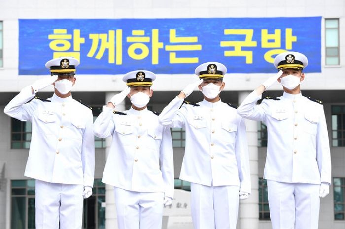 육군 중위 전역 후 해병 대위인 아내 따라서 ‘재입대’한 남성