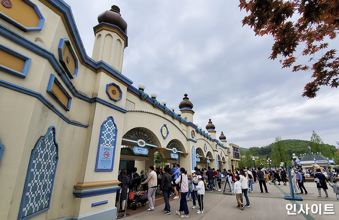 에버랜드 아르바이트생 코로나 5명 확진..150명 검사중