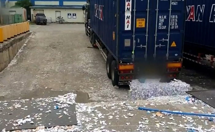 ‘기울어진’ 화물차서 작업하다 갑자기 무너진 300kg 폐지 더미에 깔려 숨진 남성