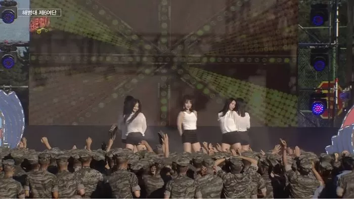 여초 커뮤니티서 ‘위안부 공연’이라 욕해도 가수들이 군대 ‘위문 공연’ 고집하는 이유