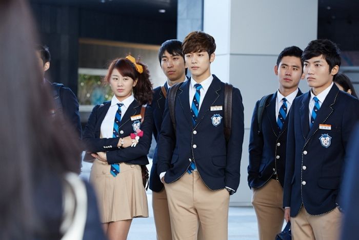 요즘 10대 학생들이 ‘엄마 카드’로 구매하고 있는 ‘등골브레이커룩’ 가격 수준