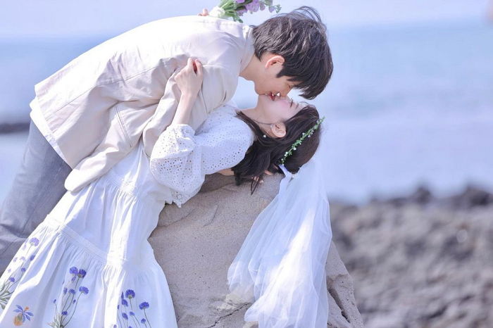 9년 연애 끝에 결혼식 올리고 신혼부부 첫 셀카 올린 소근커플