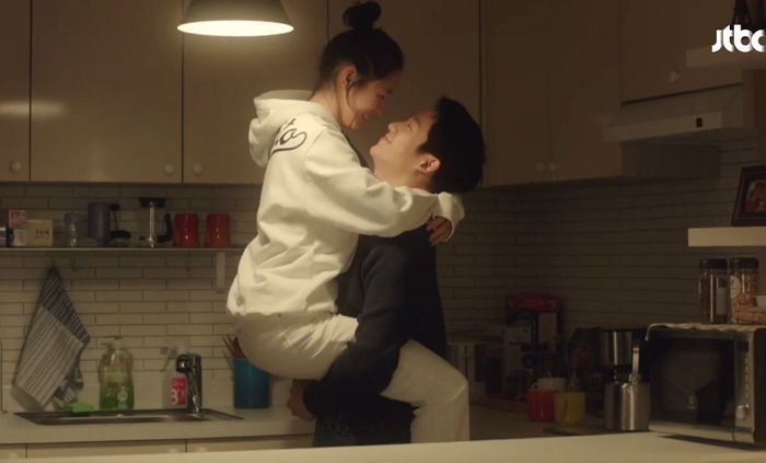“남친이랑 1일차에 손잡기 가능하냐”는 순수한 10대 여고생의 질문에 ‘할미’들이 보인 반응