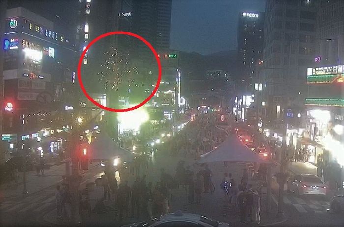 미국 현충일 맞아 부산 해운대서 노마스크로 폭죽 쏘고 다닌 외국인들