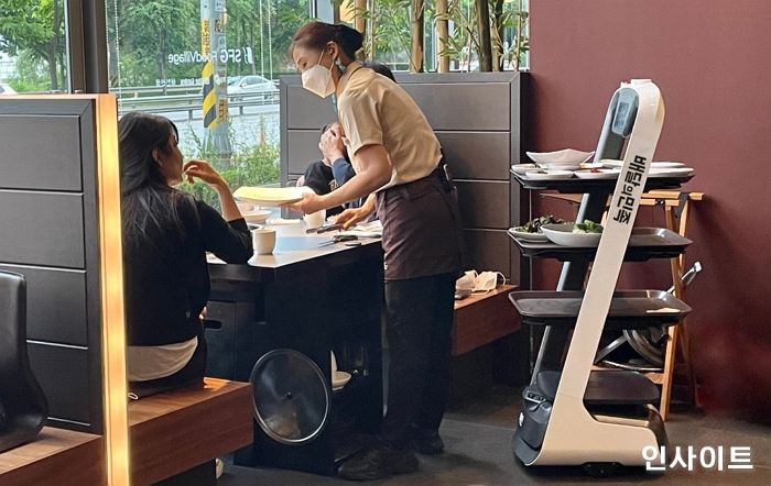 배민, 전국 외식 매장에 서빙로봇 보급 확대