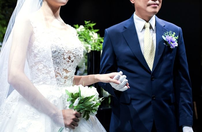 예비장인의 ‘얼굴 흉터’가 창피했던 남친이 결혼식 전 여친에게 한 부탁
