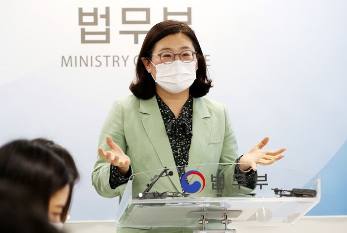 중국인에게 국적 쉽게 준다는 비판에 “혈통적 유대 깊은 동포만 준다”고 해명한 법무부