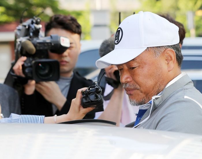 김흥국, 오토바이 ‘뺑소니’ 혐의로 검찰 송치···“과실 더 크다”