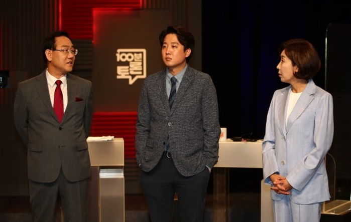 “당당해서 좋다 vs 버릇이 없네”···대선배들 사이서 주머니 손 넣은 이준석에 엇갈린 반응