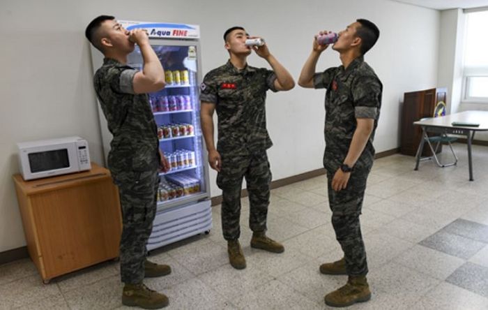 무더위 직전 보급된 ‘쇼케이스형 음료냉장고’ 한껏 즐기는 중인 해병대 병사들