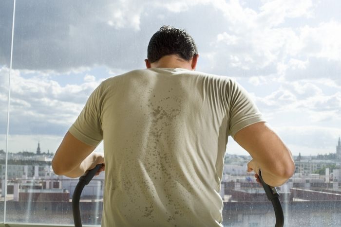 운동하고 바닥에 흘린 땀 닦으라는 헬스장 관장 “닦는 게 매너다 vs 갑질이다”