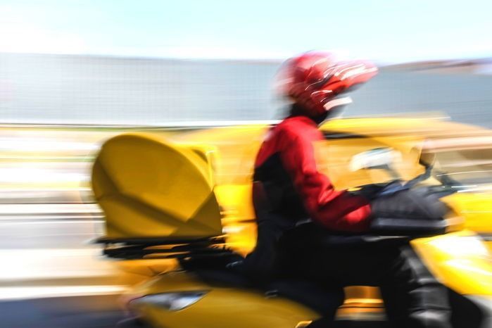 배달원 오토바이 타고 아파트 ‘지상로’ 올라왔다고 ‘밧줄’로 걸어 넘어뜨린 경비원