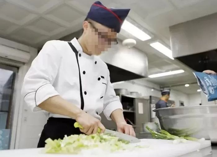 “현대판 노예제?”...인력 부족한 취사병 따로 빼내 특식 차리게 하는 ‘간부식당’