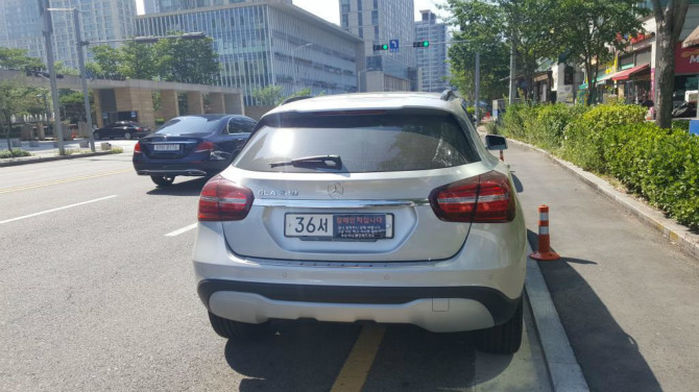 인천 도로에 불법 주차 후 “장애인 차니까 양해 바란다”며 번호판 가리고 사라진 벤츠 차주