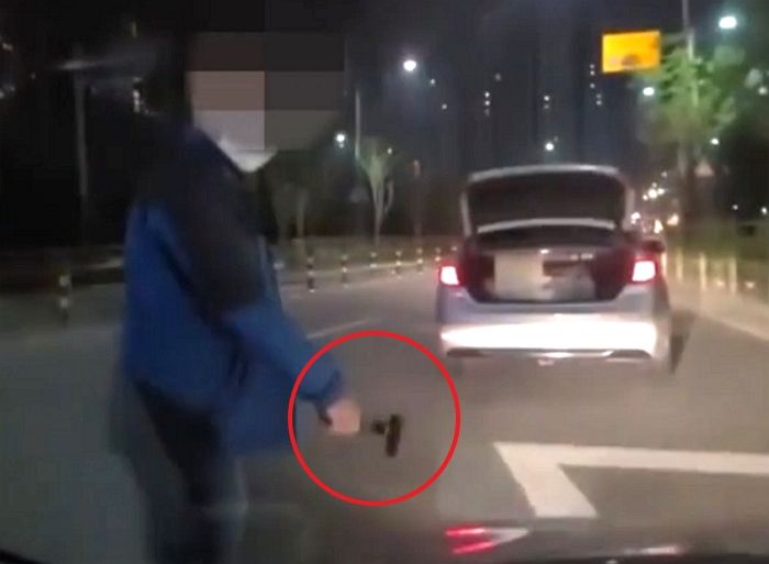 “어린X가 어디서 확!”…시비 붙은 20대 운전자 뒤따라와 ‘도끼’ 들고 위협한 택시기사 (영상)