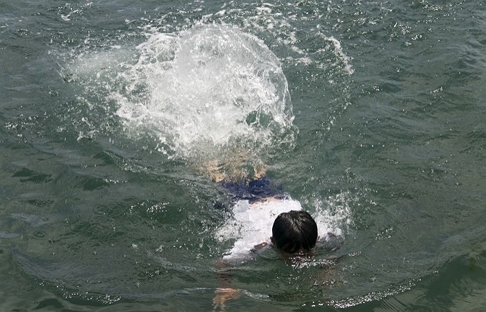 여친과 아들이 동시에 물에 빠진 걸 본 돌싱남, 본능적으로 ‘아들’을 구했더니...