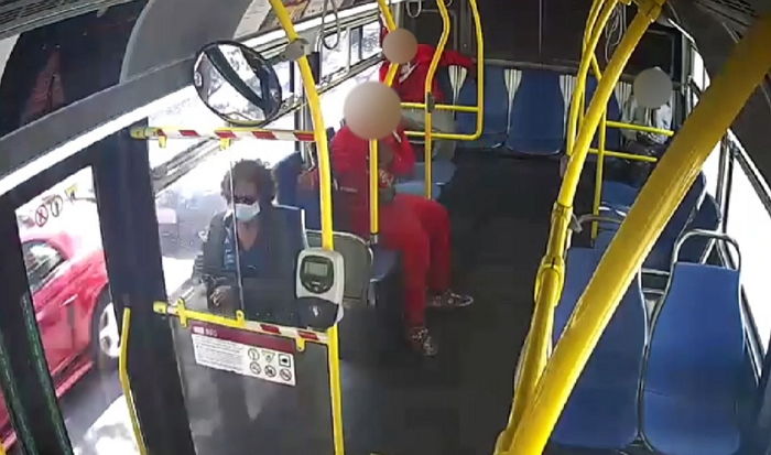 버스에서 할머니 머리에 라이터로 불붙이려 한 10대 소년 (영상)