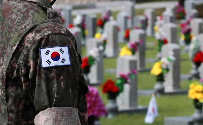 한국의 ‘전쟁 영웅’ 채명신 장군이 ‘1평짜리’ 사병 묘역에 잠든 이유