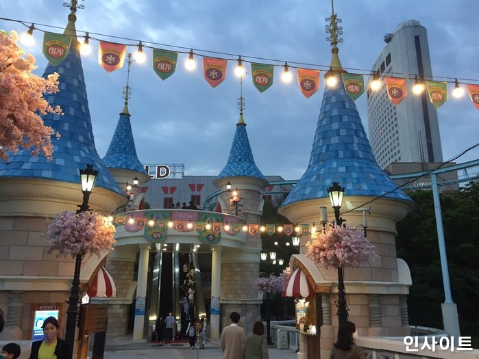 휴가 나온 군인들, 롯데월드 1년간 ‘무료’로 갈 수 있다