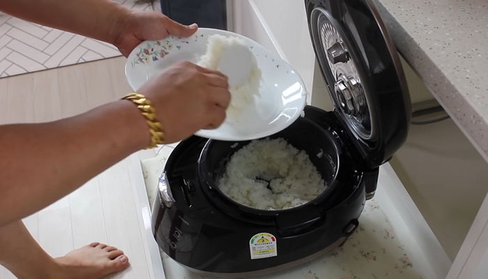 아침식사 전 간식으로 밥만 딱 ‘8인분’ 흡입하는 홍현희 시매부 천뚱 (영상)