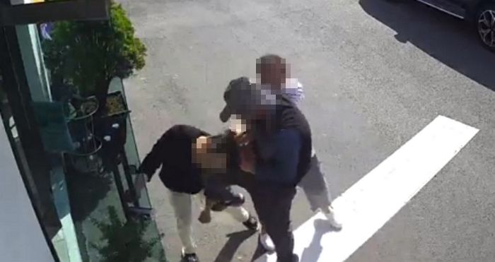 편의점 안에서 담배 피우는 손님 나가라 했다가 ‘머리채’ 잡히고 무차별 폭행당한 점주