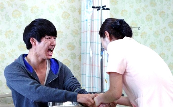 ‘혈관’ 못 찾는 간호조무사에게 주사 여러방 맞은 여성이 공개한 팔 상태
