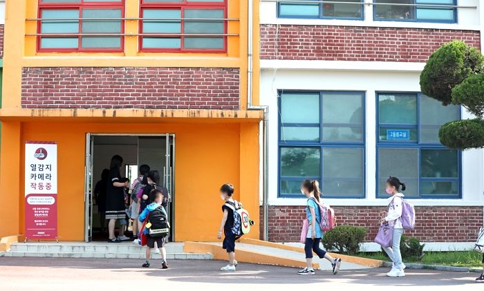 어제(7일) 국내 코로나 확진자 454명 발생···이틀연속 400명대