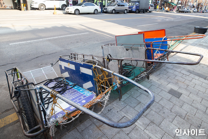 폐지 줍다 리어카로 아우디 긁은 장애 노인 ‘벌금’을 대신 내준 국회의원