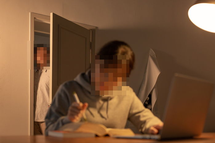 친아빠처럼 믿은 ‘엄마 남친’한테 강간당할 뻔한 여성이 ‘유머’ 게시판에 적은 글