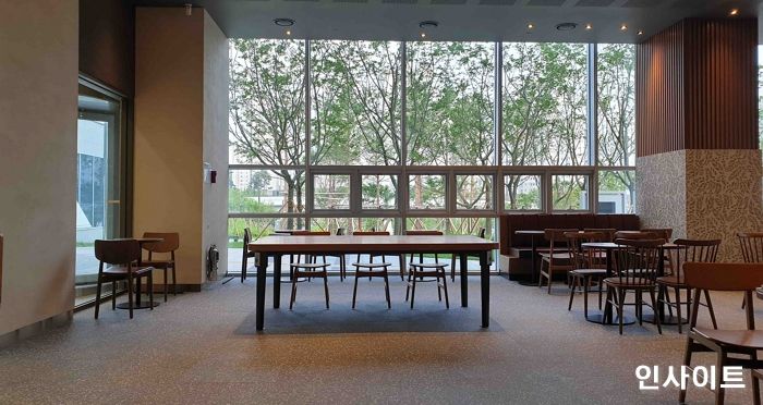 스타벅스, 휠체어 이용 고객 배려하는 인테리어 매장 오픈