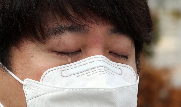 천안함 유족·생존 장병 만나 위로하던 중 슬픔 잠겨 눈물 흘린 이준석