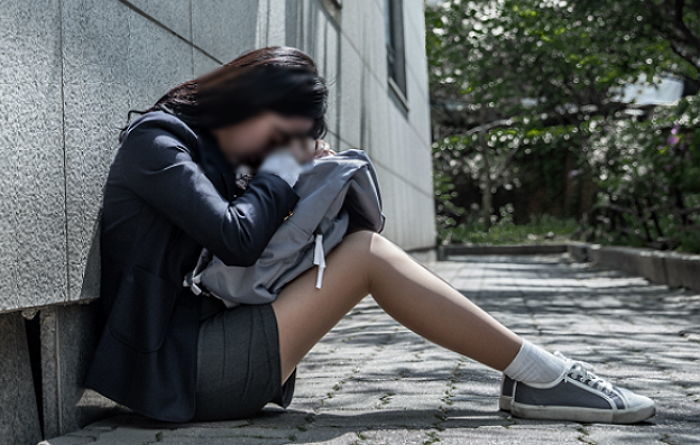 여중생 외제차에 태워 ‘문콕’ 유도한 뒤 ‘몸 팔아서’ 수리비 갚으라고 한 성매수범들