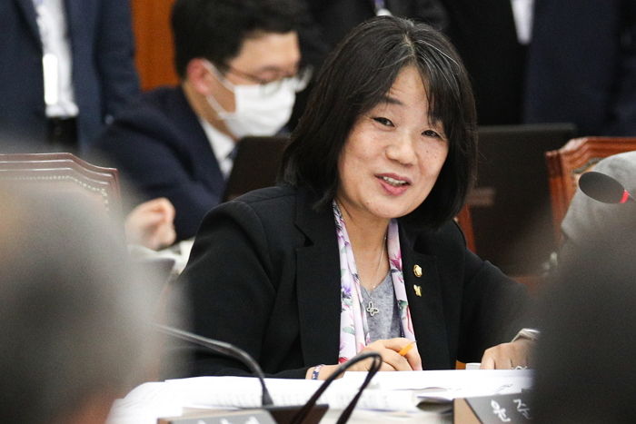 부동산 불법거래 의혹 윤미향·양이원영 의원이 탈당이 아니라 ‘출당’된 이유