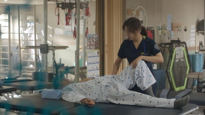 ‘물리치료사’ 여친 병원서 일하는 모습 보고 일방적으로 ‘파혼’ 요구한 예비신랑
