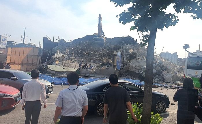 광주서 재개발 건물 붕괴…버스·승용차 덮쳐