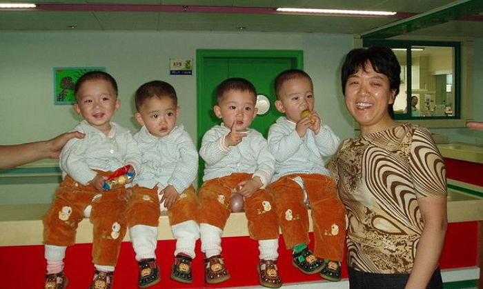 미숙아로 태어나 죽을 뻔한 자기들 포기 않고 살려준 의사에 감사 인사한 네쌍둥이