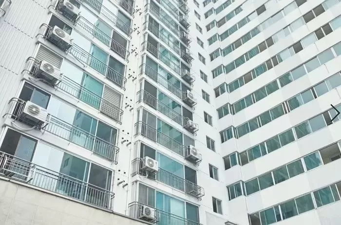 ‘폭행혐의’로 경찰에 쫓기던 40대 남성, 아파트 18층 난간에 매달리다 추락