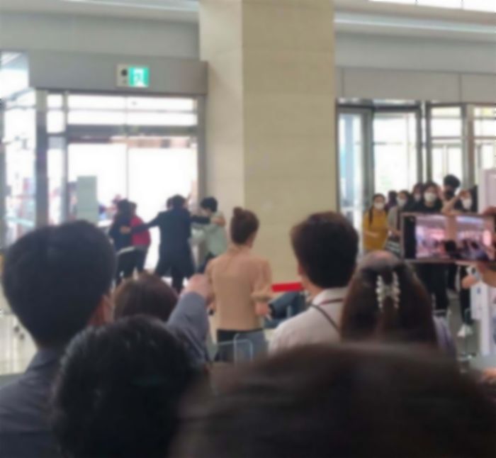 ‘직고용’ 해달라며 본사 로비 점거하고 파업 중인 건보공단 콜센터 상담사들