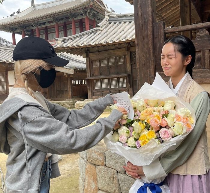 블랙핑크 로제에게 ‘간식차+꽃다발’ 선물 받고 감동해 눈물 쏟아낸 ‘언니’ 혜리