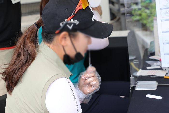 어제(10일) 국내 코로나 확진자 556명 발생···사망자는 2명 늘어