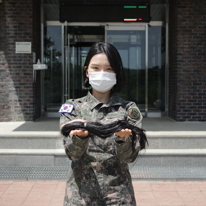 소아암 환자 보고 ‘암 투병’ 엄마 떠오른 육군 하사가 3년동안 머리 기른 이유