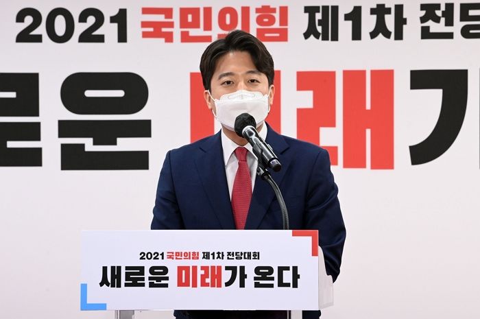 당대표 되자마자 ‘서해교전·천안함’ 용사 안장된 대전현충원 달려가는 이준석
