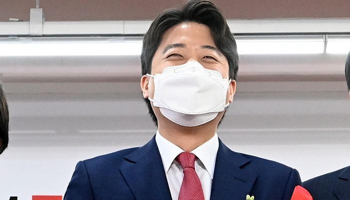 문재인 대통령 전화 못 받은 이준석 대표 “전화가 많이 와 못 봤다”