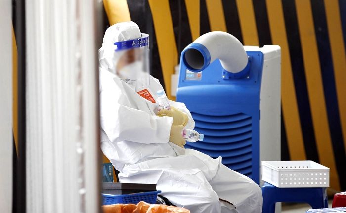 어제(11일) 국내 코로나 확진자 565명 발생···사망자는 1명 늘어